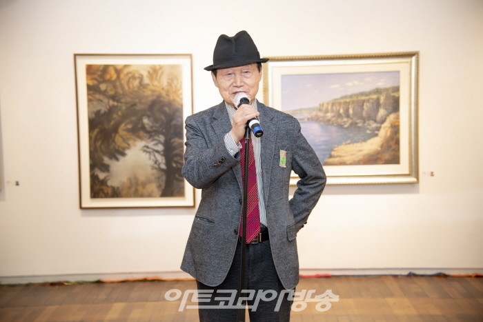 제11회 상 미술회전-이종환 회장이 인사말을 하고 있다.