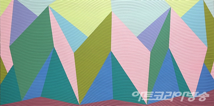 folded tint _80x160cm acrylic gouache, gel on modeling made canvas 2022 / 장희진 개인전