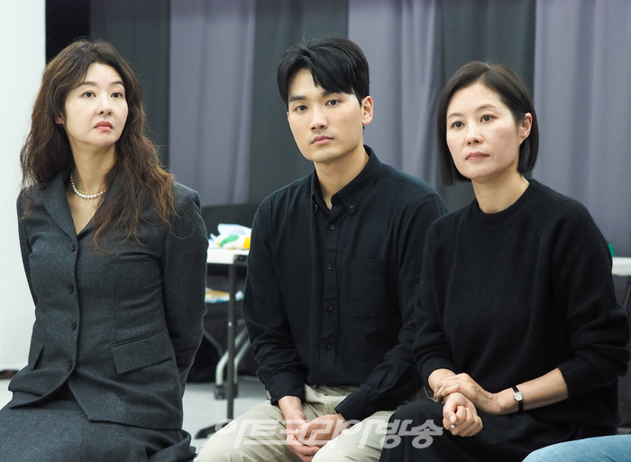 연극 '광부화가들' 연습실 공개 현장(헬렌 서덜랜드 역 송선미, 토미 역 노기용, 헬렌 서덜랜드 역 문소리). 2022.11 18 사진 ⓒ아트코리아방송 이용선 기자​