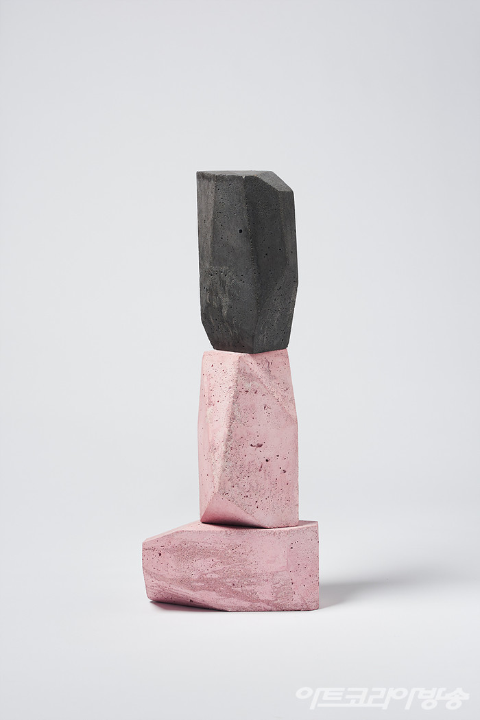 수퍼플렉스〈As Close As We Get〉2022Pink and black colored concrete75 x 30 x 18 cm / KUKJE GALLERY