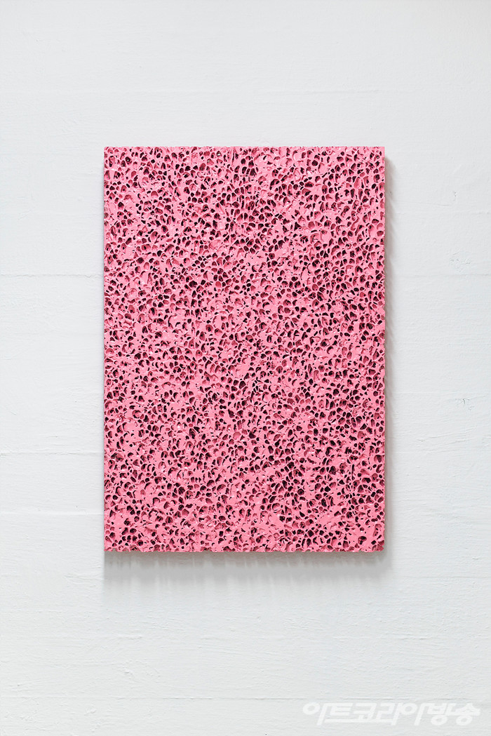 수퍼플렉스〈Interface Painting〉2022Aluminum foam, pink enamel, powder-coated aluminum frame96 x 66 x 6 cm / KUKJE GALLERY