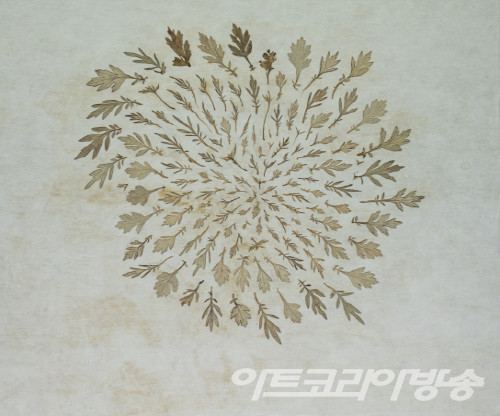 Nature in Food - 엄마의쑥차_45.7x38.2x2.8cm_패널에 한지, 쑥차부산물 / 김순임作