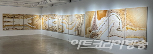 춤추는 미생물_543x304cm(전체) 총 16점의 부분으로 구성_한지, 물풀, 음식부산물_2019 / 김순임作