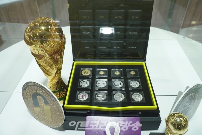 울산화폐박람회의 월드컵 특별전에서 선보인 '2022 카타르 월드컨 기념 주화' 제공 풍산화동
