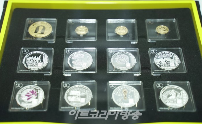 울산화폐박람회의 월드컵 특별전에서 선보인 '2022 카타르 월드컨 기념 주화' 제공 풍산화동
