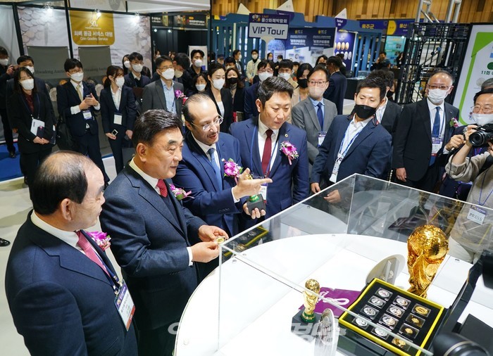 울산화폐박람회의 월드컵 특별전에서 선보인 '2022 카타르 월드컨 기념 주화' 제공 풍산화동