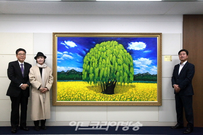 “유일한 버드나무” 작품 전달식 - 왼쪽부터 이상혁 전시기획 디렉터, 조경 작가, 오용근 유한양행 이사
