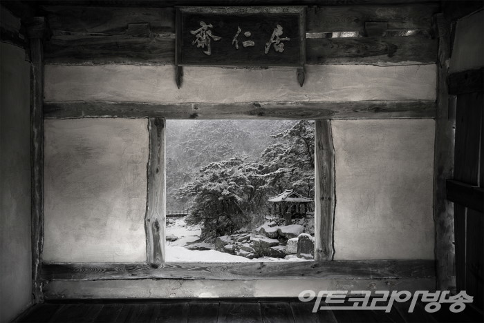 임창민 into a time frame Dodong Shuwon, Pigment Print + LED Monitor, 72X108cm