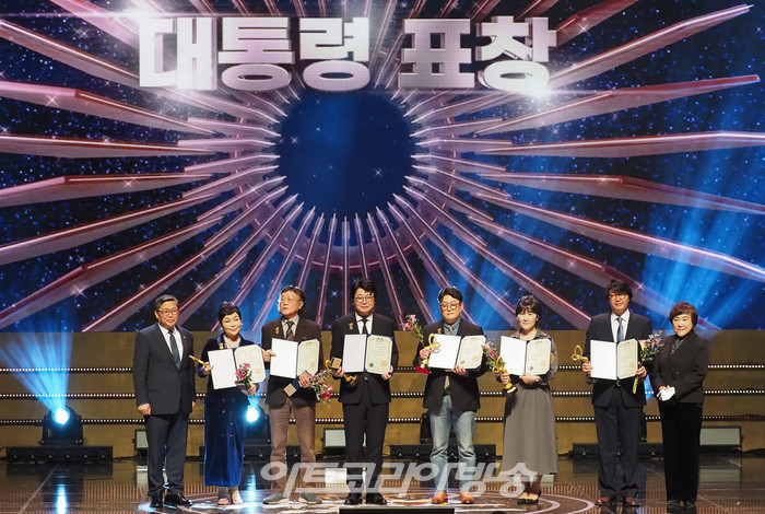 2022 대한민국 대중문화예술상 시상식(대통령 표창 왼쪽부터성우 홍승옥, 연주자 변성용, 배우 김윤석, 작가 박해영, 가수 김현철, 음악감독 故 방준석). 2022.11.24 사진 ⓒ아트코리아방송 이용선 기자​