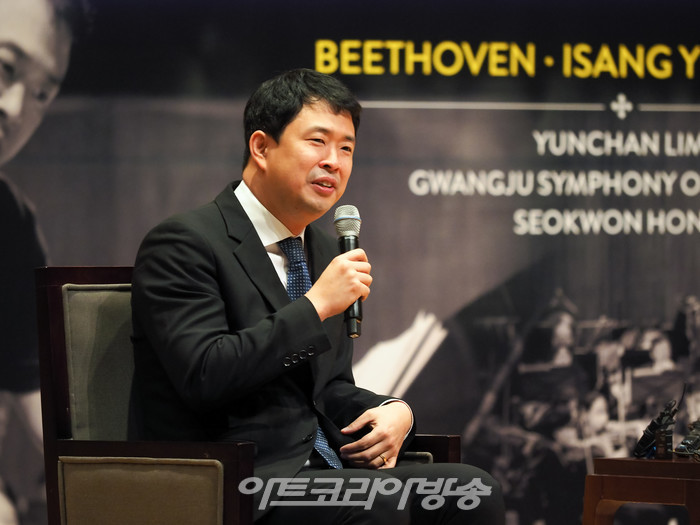 피아니스트 임윤찬 '베토벤, 윤이상, 바버' 앨범 발매 기념 기자간담회(임윤찬, 광주시립교향단 홍석원 지휘자) 2022.11.28 사진 ⓒ아트코리아방송 이용선 기자​