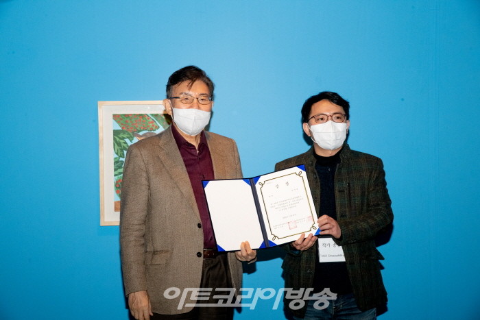 대상 수상 후 김덕용 이사장과 송상원 작가 기념촬영