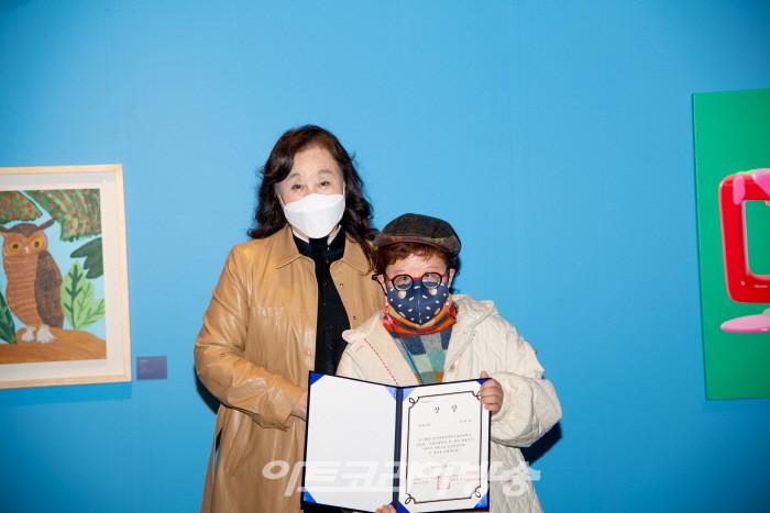 최우수상 수상 후 김경희 회장과 김예슬 작가