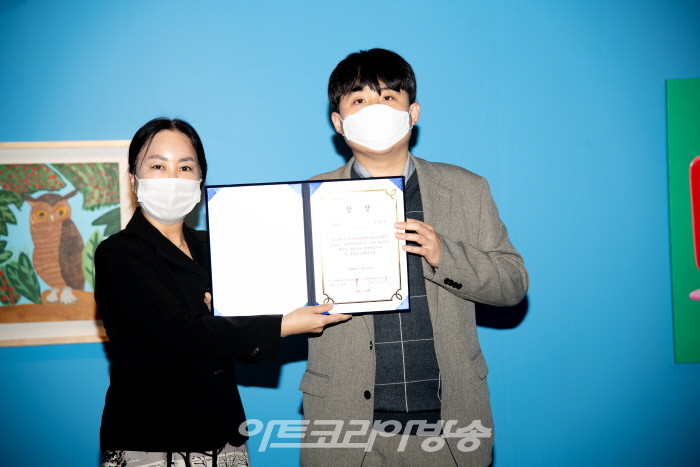 우수상 수상 후 전수미 대표와 권한솔 작가