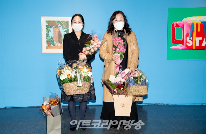 Dreamability 시상식 및 페막식-비채아트뮤지엄 전수미 대표와 한국발달장애연합회 김경희 회장이 꽃다발을 받고 기념촬영을 하고 있다.