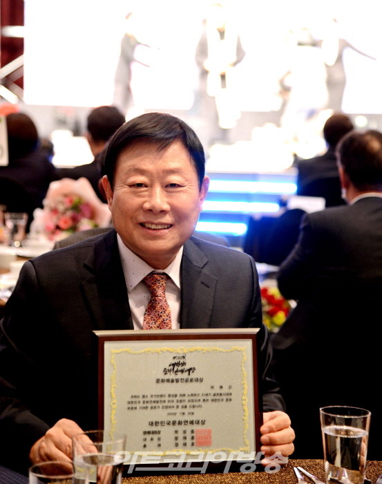 문화·연예·예술 분야 시상식에서 '문화예술발전공로대상'을 수상한 인사아트프라자 박복신 회장