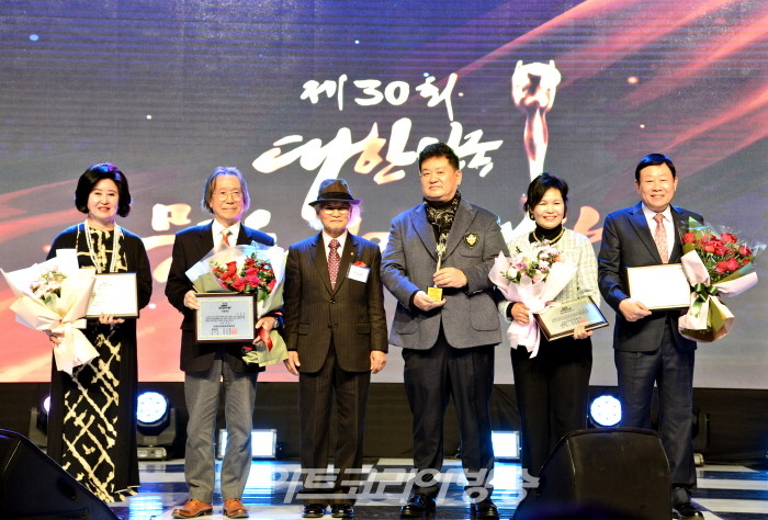 문화·연예·예술 분야 시상식에서 '문화예술발전공로대상'을 수상한 인사아트프라자 박복신 회장