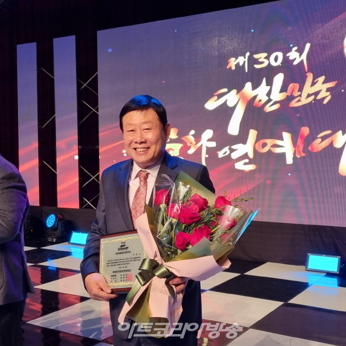 문화·연예·예술 분야 시상식에서 '문화예술발전공로대상'을 수상한 인사아트프라자 박복신 회장