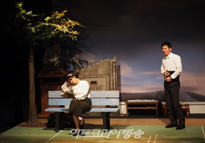 연극 '벗' 프레스콜(정진우역 정나진, 한은옥 역 변신영) 2022.12.01 사진 ⓒ아트코리아방송 이용선 기자​