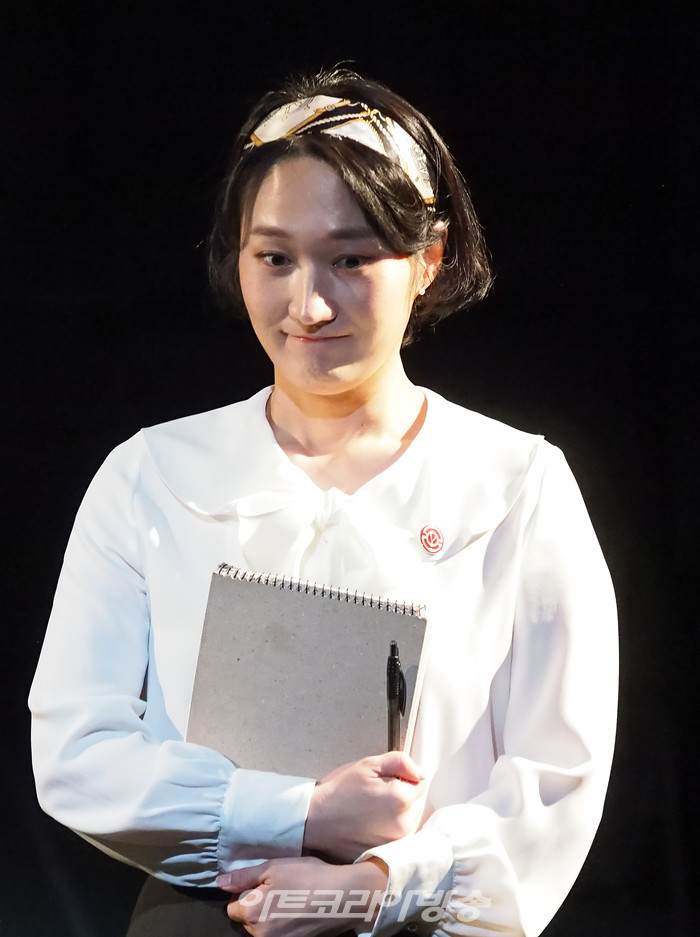 연극 '벗' 프레스콜(한은옥 역 변신영) 2022.12.01 사진 ⓒ아트코리아방송 이용선 기자​