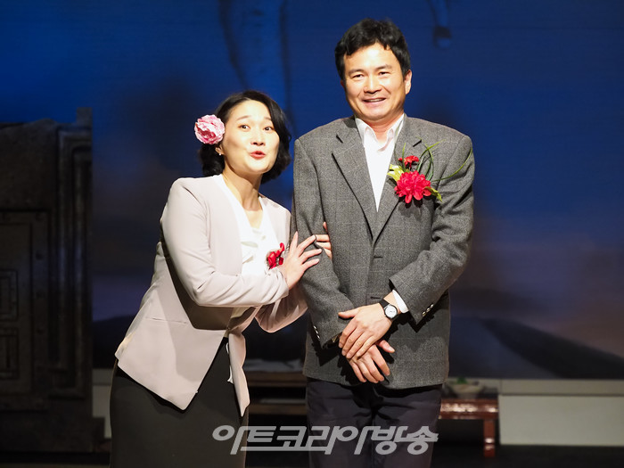 연극 '벗' 프레스콜(한은옥 역 변신영, 정진우 역 정나진) 2022.12.01 사진 ⓒ아트코리아방송 이용선 기자​