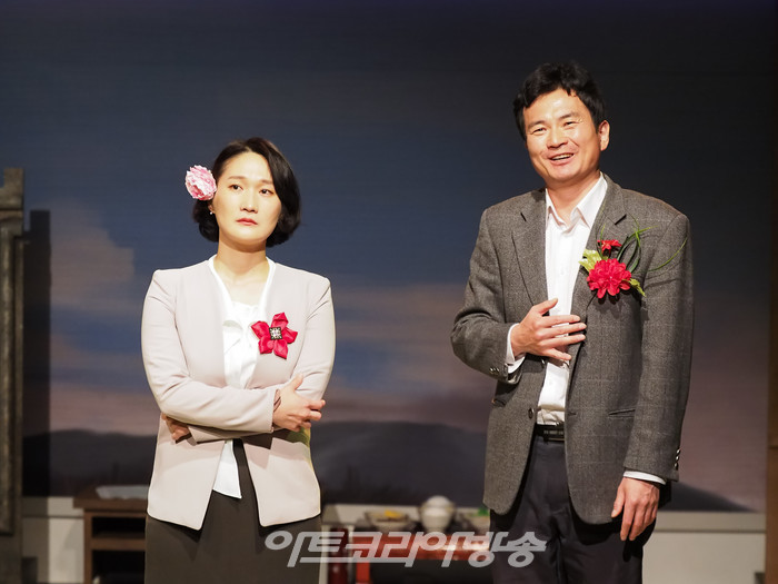 연극 '벗' 프레스콜(한은옥 역 변신영, 정진우 역 정나진) 2022.12.01 사진 ⓒ아트코리아방송 이용선 기자​