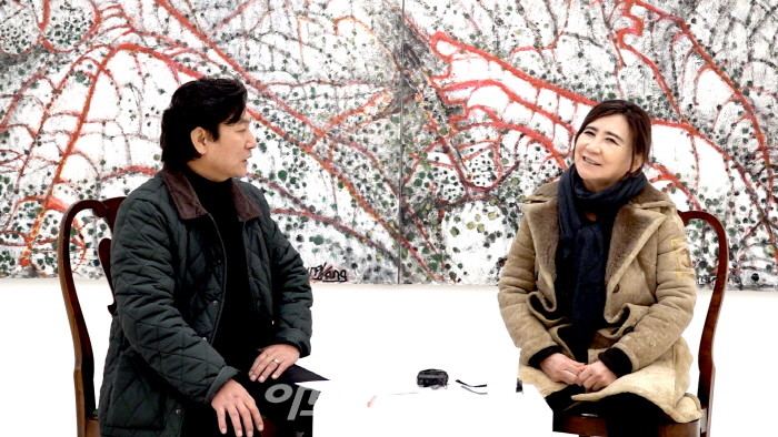 이승근 관장이 강정희 작가에게 질문하고 있다.