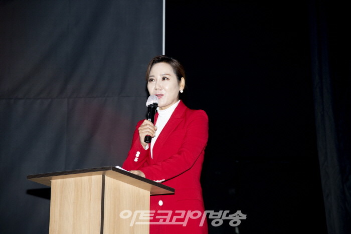 박광신 아나운서가 제2회 아트코리아방송 문황몌술대상제 사회를 보고 있다.