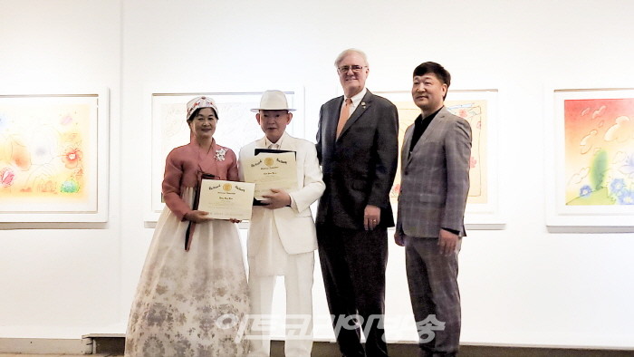 김종숙 작가, 전후연 작가, Robert J. Auth Assemblyman 39th Legislative Distict, Bel Canto Opera 대표 주성배