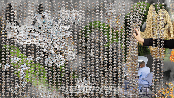 양혜규(b. 1971) 앞: 〈소리나는 물방울 – 강철 봉오리Sonic Droplets – Steel Buds〉(2022) 뒤: 〈배양과 소진Incubation and Exhaustion〉(2018), in collaboration with Studio Manuel Raeder Commissioned by Kochi-Muziris Biennale 2022