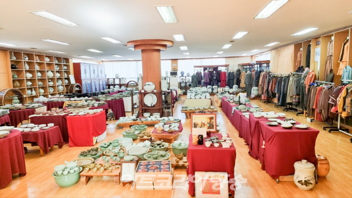 제9회 국회 특별기획전 '김동흥 작가 부스개인전'