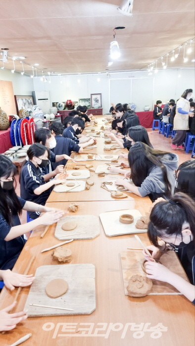 학생들 도자기 만들기 실습
