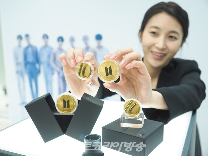 모델이 16일 오전 서울 마포구 조폐공사 오롯디윰관에서 열림 방탄소년단 데뷔 10주년 공식 기념 1차 메달 행사에서 실물 메달을 들고 포즈를 취하고 있다. 2022.12.16 사진 ⓒ아트코리아방송 이용선 기자​