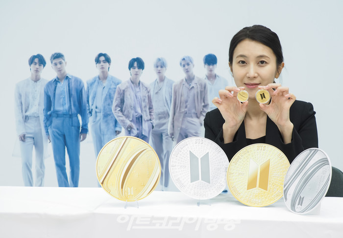 모델이 16일 오전 서울 마포구 조폐공사 오롯디윰관에서 열림 방탄소년단 데뷔 10주년 공식 기념 1차 메달 행사에서 실물 메달을 들고 포즈를 취하고 있다. 2022.12.16 사진 ⓒ아트코리아방송 이용선 기자​