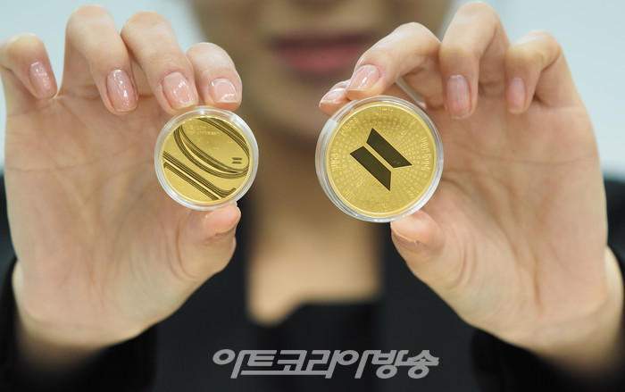 모델이 16일 오전 서울 마포구 조폐공사 오롯디윰관에서 열림 방탄소년단 데뷔 10주년 공식 기념 1차 메달 행사에서 실물 메달을 들고 포즈를 취하고 있다. 2022.12.16 사진 ⓒ아트코리아방송 이용선 기자​