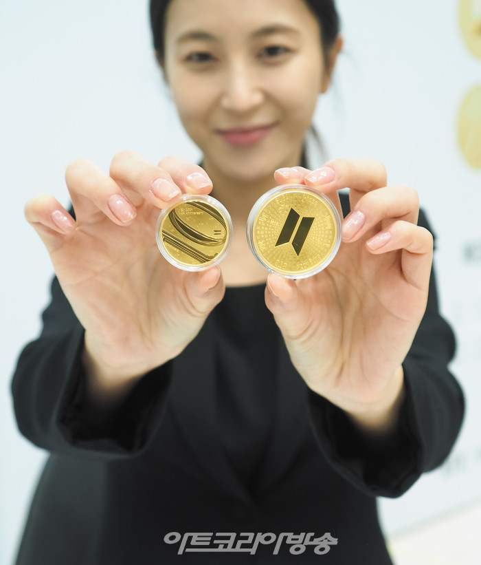 모델이 16일 오전 서울 마포구 조폐공사 오롯디윰관에서 열림 방탄소년단 데뷔 10주년 공식 기념 1차 메달 행사에서 실물 메달을 들고 포즈를 취하고 있다. 2022.12.16 사진 ⓒ아트코리아방송 이용선 기자​