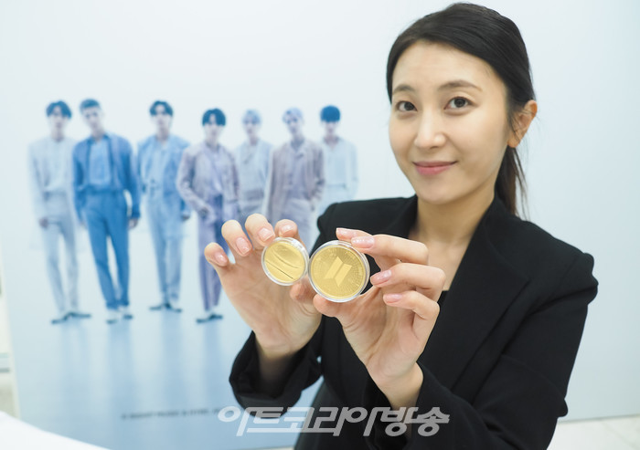 모델이 16일 오전 서울 마포구 조폐공사 오롯디윰관에서 열림 방탄소년단 데뷔 10주년 공식 기념 1차 메달 행사에서 실물 메달을 들고 포즈를 취하고 있다. 2022.12.16 사진 ⓒ아트코리아방송 이용선 기자​