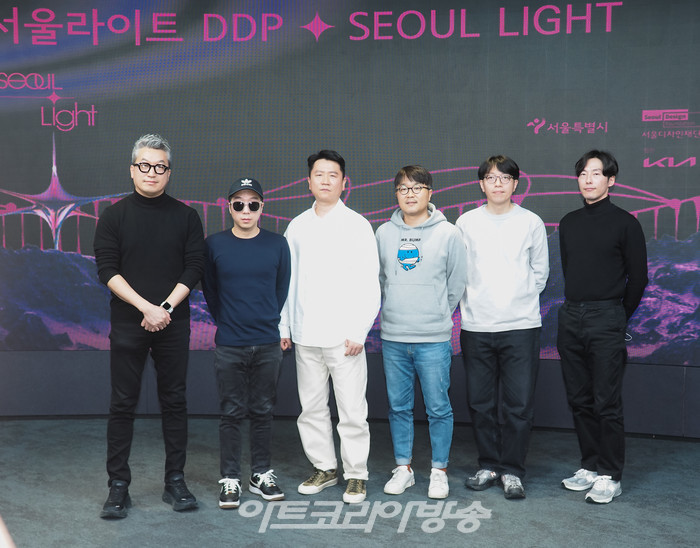 서울라이트 DDP 기자간담회(왼쪽부터 자이언트스텝 이지철 대표, 뉴미디어 아티스트 엔자임, 그래피티 아티스트 범민, 임태규 작가, 스티키 몬스터 랩 부창조 디렉터, 최림 디렉터) 2022.12.16 사진 ⓒ아트코리아방송 이용선 기자​