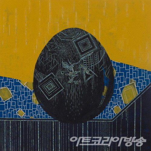 Antifragile egg (깨질 것인가?)_91x91cm_목판에 소창, 옻칠, 자개, 채색_2022 - 설송