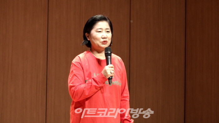 '드림온아트' 발표회에서 김서정 이사장이 인사말을 하고 있다.