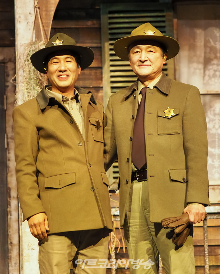 연극 '미저리' 프레스콜(보안관 버스터 역 고인배, 김재만) 2022.12.27 사진 ⓒ아트코리아방송 이용선 기자​