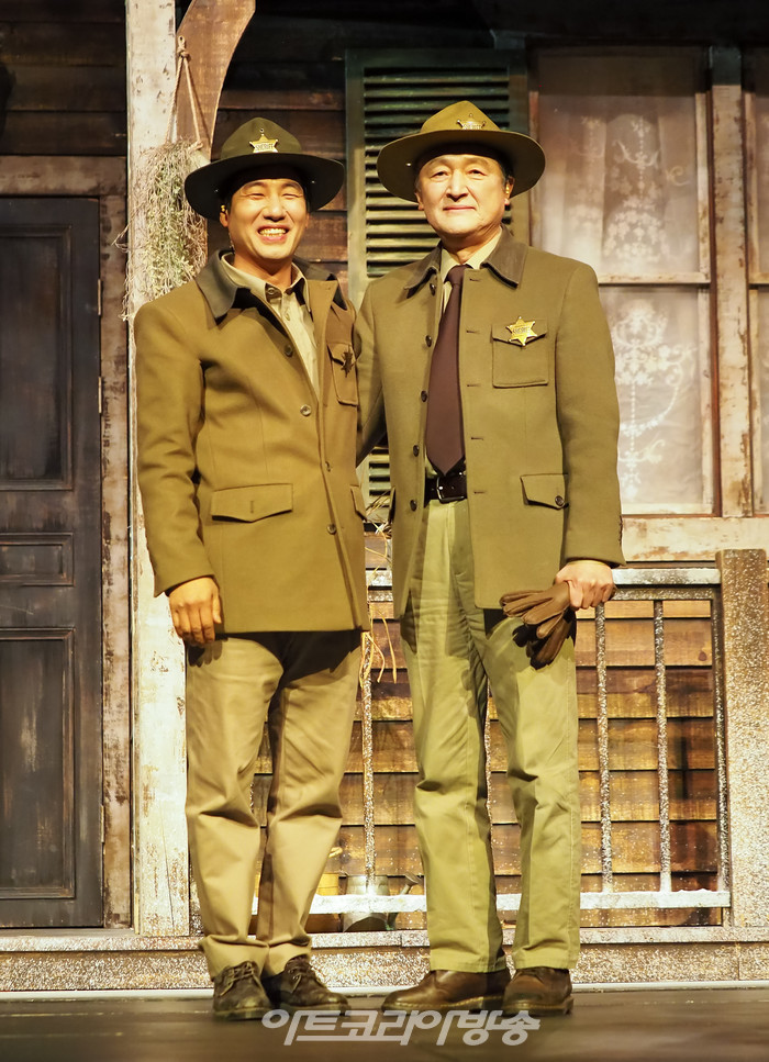 연극 '미저리' 프레스콜(보안관 버스터 역 고인배, 김재만) 2022.12.27 사진 ⓒ아트코리아방송 이용선 기자​