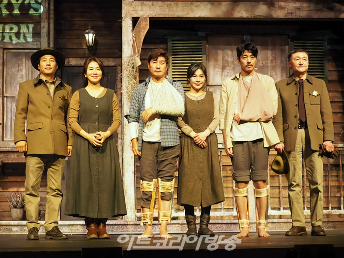 연극 '미저리' 프레스콜(사진 왼쪽부터 김재만, 이일화, 김상중, 길해연, 이일화, 고인배) 2022.12.27 사진 ⓒ아트코리아방송 이용선 기자​