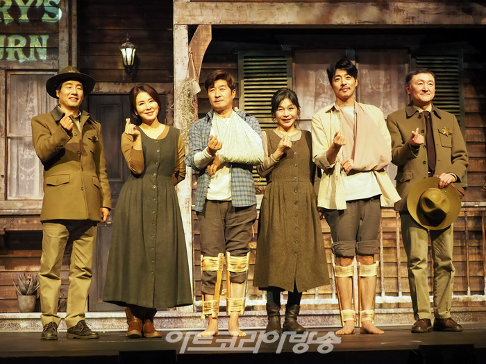 연극 '미저리' 프레스콜(사진 왼쪽부터 김재만, 이일화, 김상중, 길해연, 이일화, 고인배) 2022.12.27 사진 ⓒ아트코리아방송 이용선 기자​