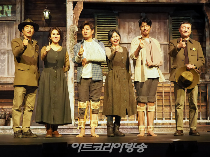 연극 '미저리' 프레스콜(사진 왼쪽부터 김재만, 이일화, 김상중, 길해연, 이일화, 고인배) 2022.12.27 사진 ⓒ아트코리아방송 이용선 기자​