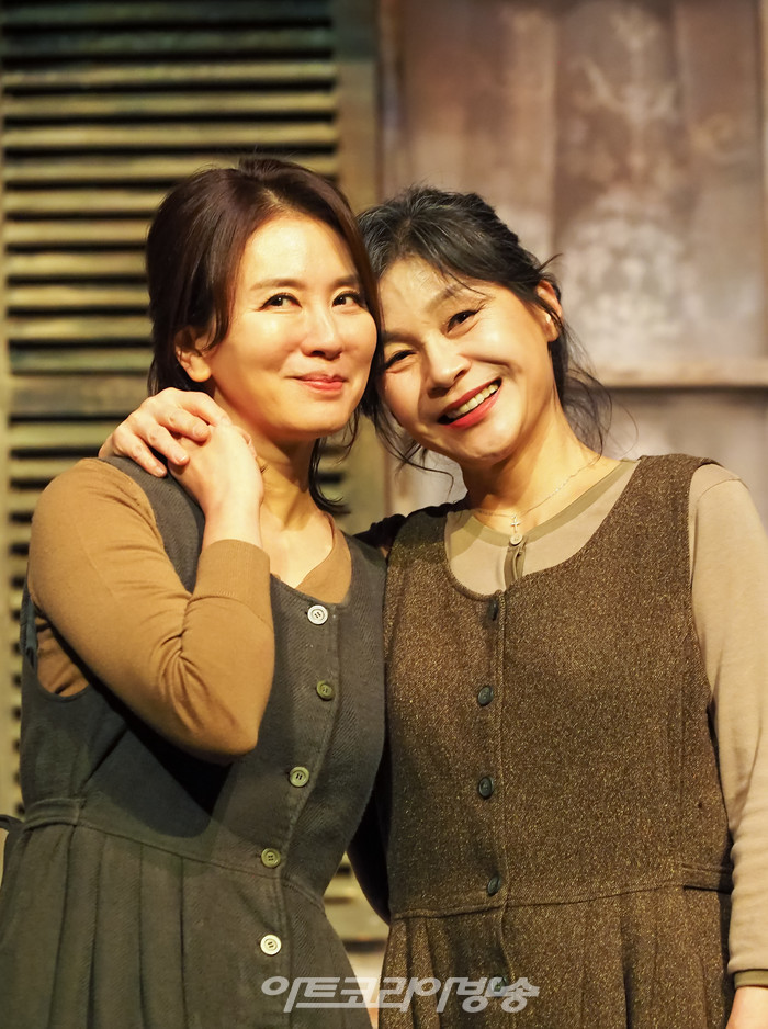 연극 '미저리' 프레스콜(애니 월크스 역 이일화, 길해연) 2022.12.27 사진 ⓒ아트코리아방송 이용선 기자​