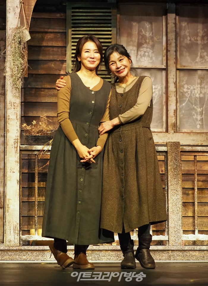 연극 '미저리' 프레스콜(애니 월크스 역 이일화, 길해연) 2022.12.27 사진 ⓒ아트코리아방송 이용선 기자​