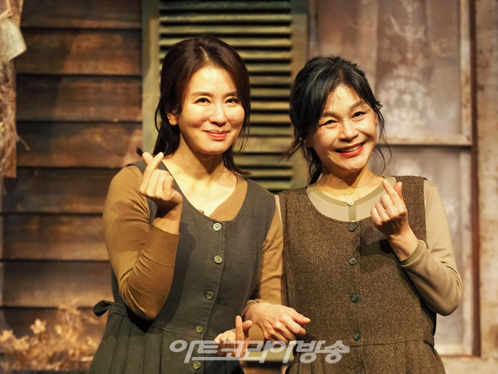 연극 '미저리' 프레스콜(애니 월크스 역 이일화, 길해연) 2022.12.27 사진 ⓒ아트코리아방송 이용선 기자​