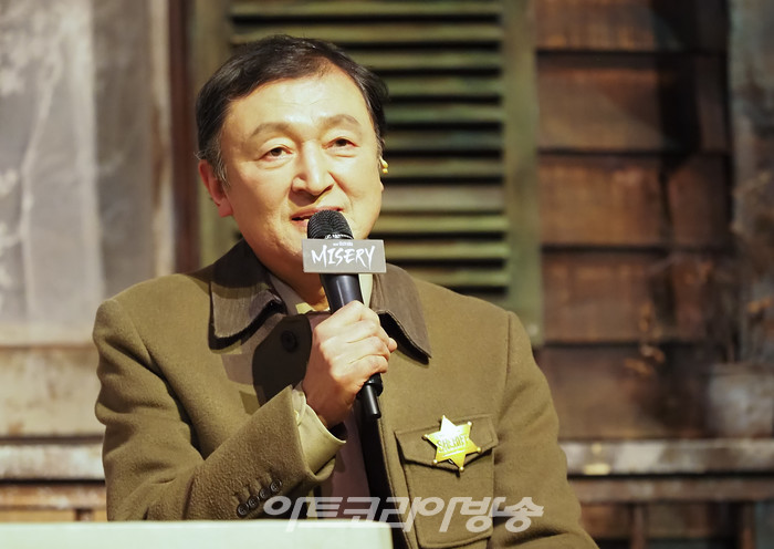 연극 '미저리' 프레스콜(버스터 역 고인배) 2022.12.27 사진 ⓒ아트코리아방송 이용선 기자​