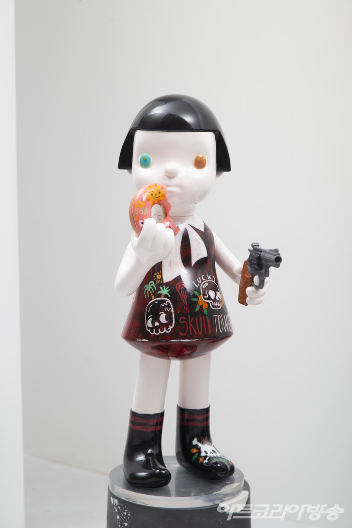 ​MELTING TOWER 2022 Acrylic on Resin 50x50x120cm _ 이미지 제공. 장디자인아트SKULL TOWER 2022 Acrylic on Resin 27x27x65cm _ 이미지 제공. 장디자인아트