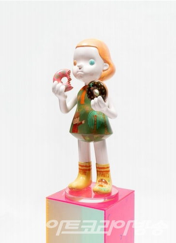 LIVE WITH NATURE 2022 Acrylic on Resin 27x27x73cm _ 이미지 제공. 장디자인아트